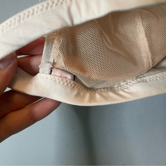 Victoria’s Secret White and Cream Lace front closure Bralette size xs - Picture 7 of 8